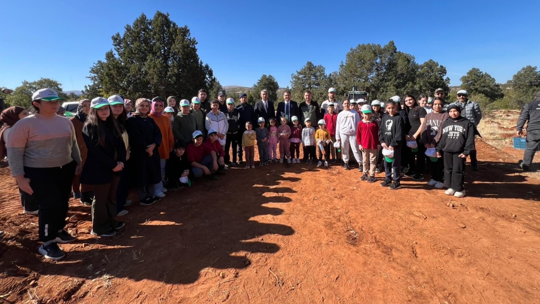 Yeşil Vatan -Benim Okulum Geleceğe ÇARE Etkinlikleri Kapsamında Ağaçlandırma Etkinliği